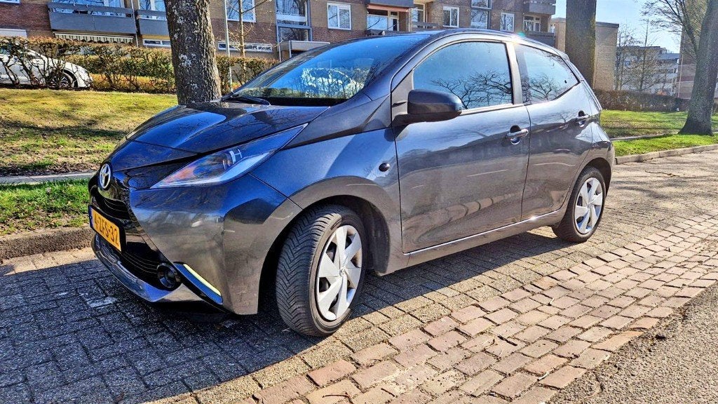 Toyota Aygo 1.0 12V Vvt-i Ddrs 2015 Grijs, Auto's, Toyota, Voorwielaandrijving, 4 stoelen, Origineel Nederlands, Handgeschakeld