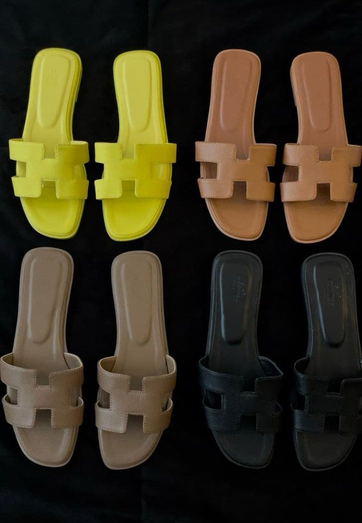 Hermes slippers - verschillende kleuren, Kleding | Dames, Schoenen, Ophalen of Verzenden, Nieuw, Slippers