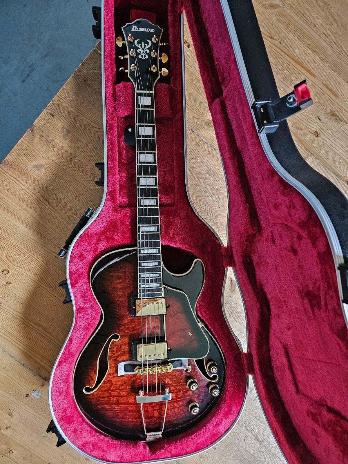 In nieuwstaat! Ibanez AG95QA-DBS Semi-Hollow Body Gitaar met, Ophalen, Zo goed als nieuw, Hollow body, Ibanez