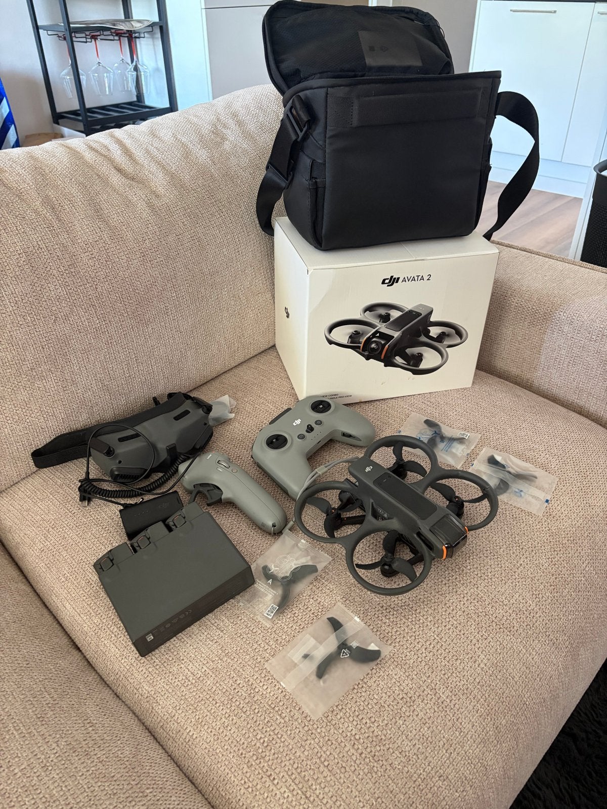DJI Avata 2 FPV Drone Combo met Goggles en Controller, 250 tot 900 gram, 5 tot 10 kilometer, Topkwaliteit, 15 tot 30 minuten