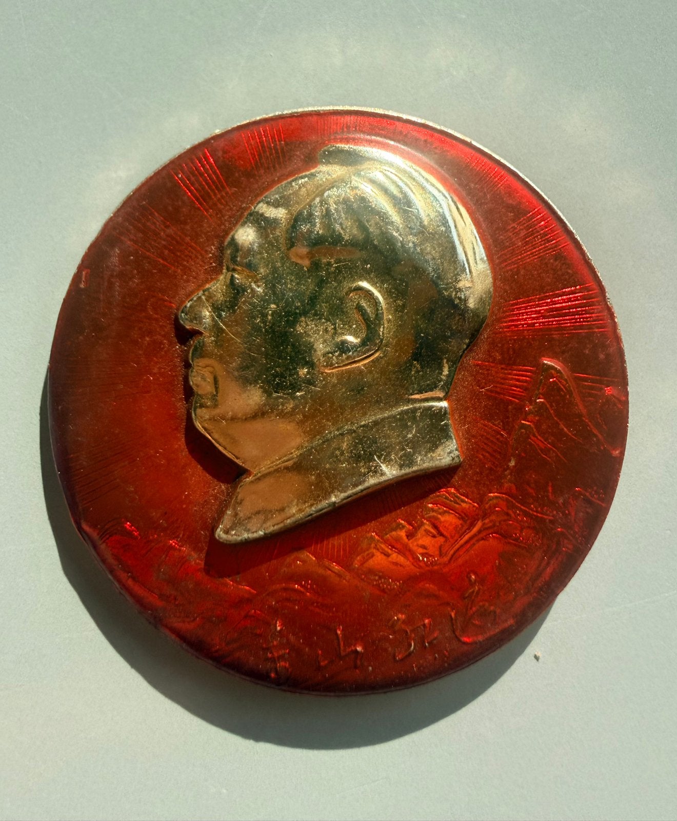 vintage Chinese badge gouden profielportret Mao Zedong, Ophalen of Verzenden, Gebruikt