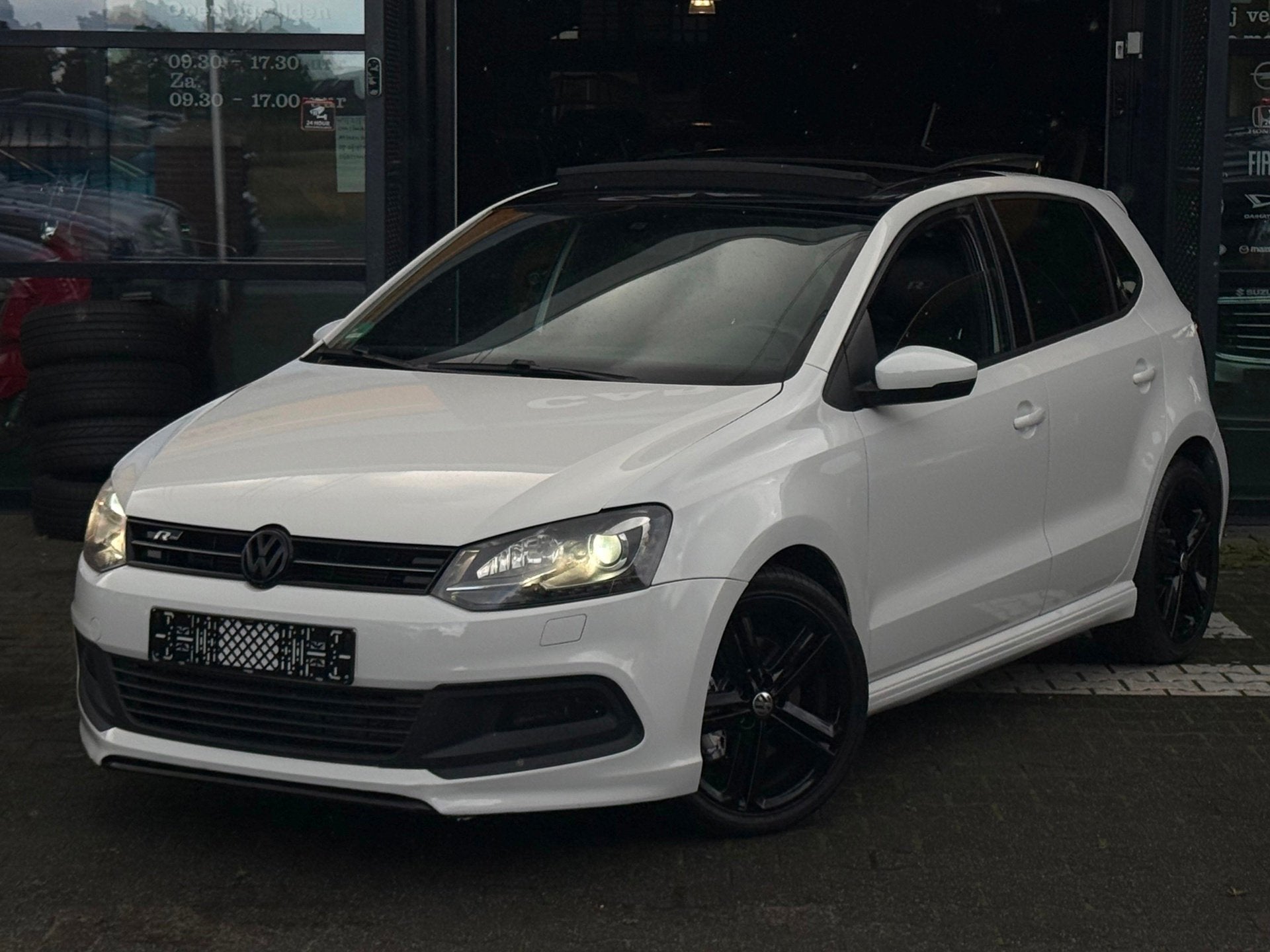 Volkswagen POLO 1.2 TSI R-LINE PANO/DSG/PDC/LED/STLVRM/BOMVO, Gebruikt, Zwart, 4 cilinders, Leder en Stof