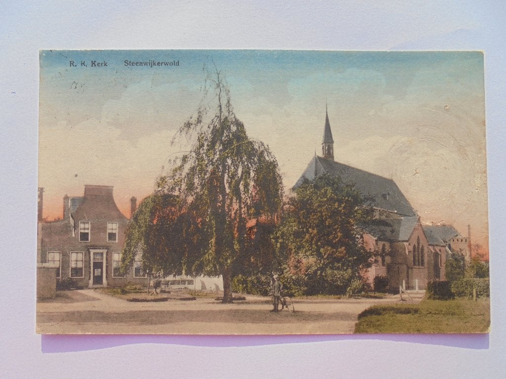 STEENWIJKERWOLD, RK Kerk met woonhuis en fietser 1917., Ophalen of Verzenden, Voor 1920, Gelopen, Overijssel