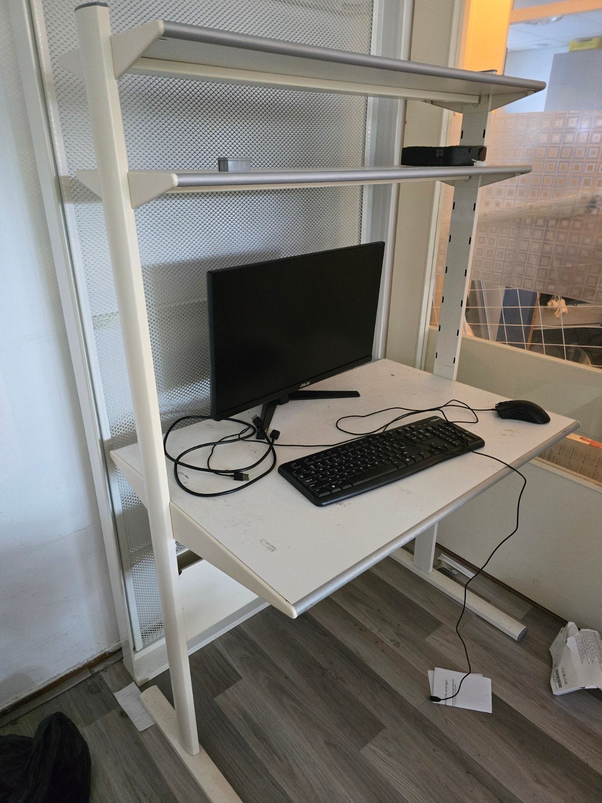 IKEA Bureau met opbergplanken - Ideaal voor kleine ruimtes, Huis en Inrichting, Opbergruimte, Gebruikt, Spaanplaat of MDF, Ophalen of Verzenden