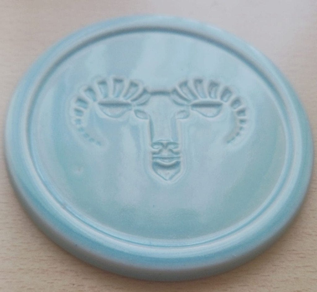Onderzetters Keramiek lichtblauw oud pastel met Ram kop, Glasonderzetter, Ophalen of Verzenden, Zo goed als nieuw, Antislip