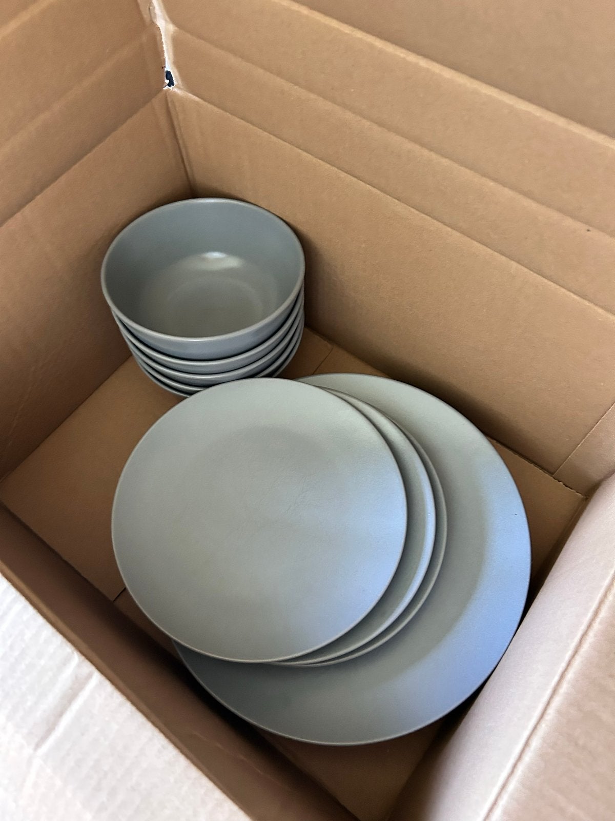Servies set: borden en kommen - grijs, Ophalen, Keramiek, Zo goed als nieuw, Bord(en)