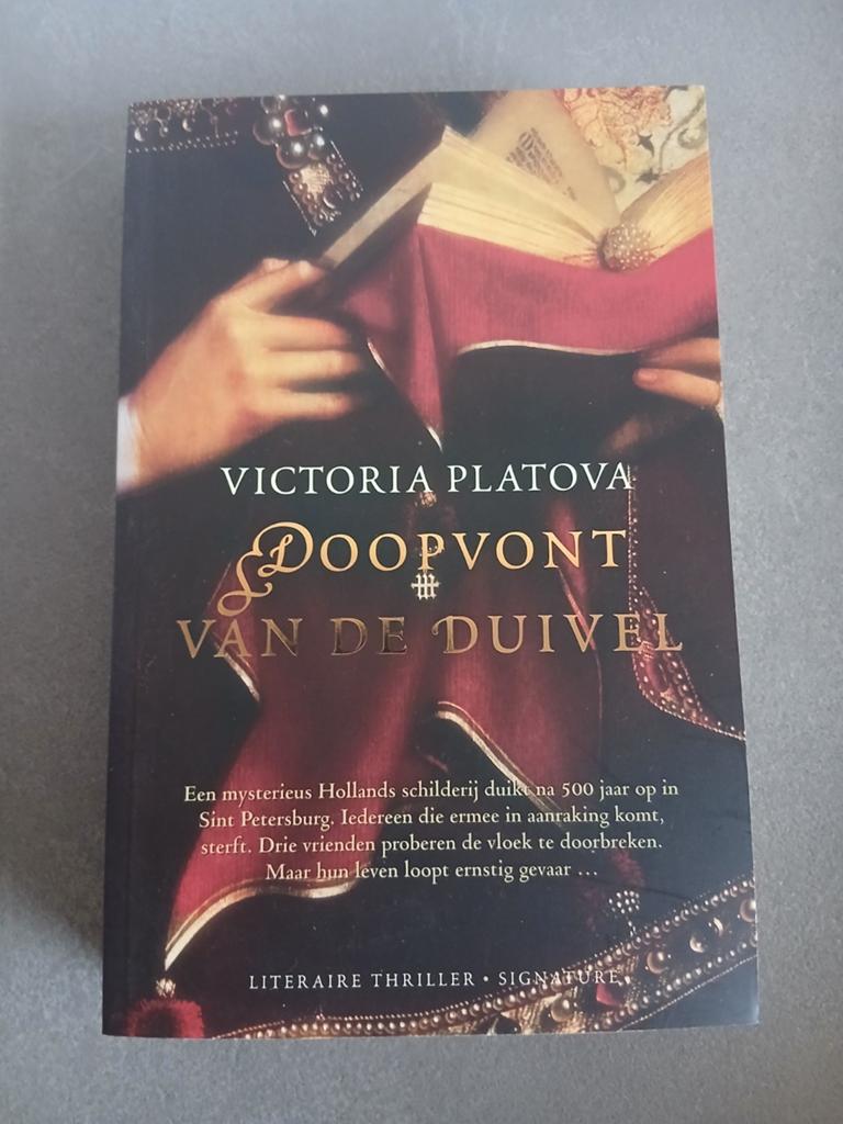 Victoria Platova - Doopvont van de duivel, Ophalen of Verzenden, Zo goed als nieuw, V. Platova