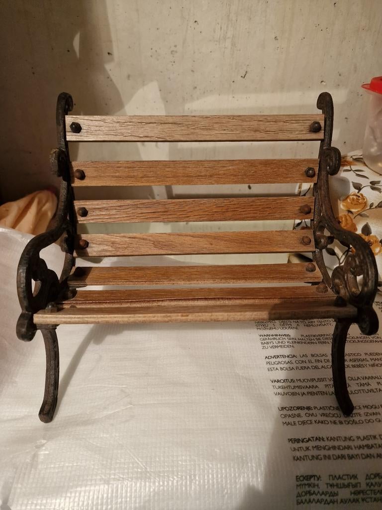 Miniatuur tuinbankje - decoratief gietijzer en hout, Antiek en Kunst, Ophalen of Verzenden