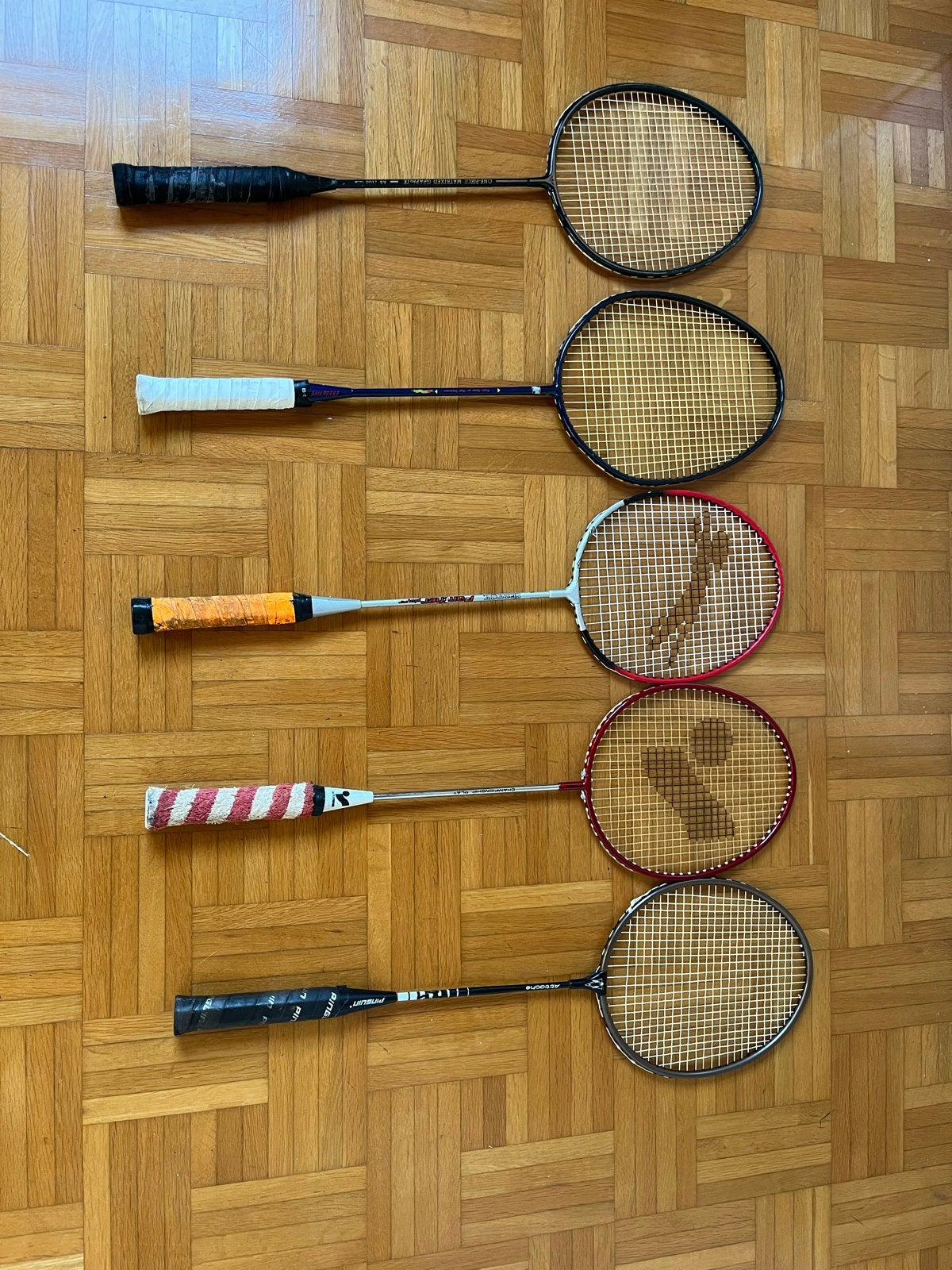 Vijf badminton rackets met hoezen en shuttles, Sport en Fitness, Ophalen of Verzenden, Gebruikt, Racket(s)