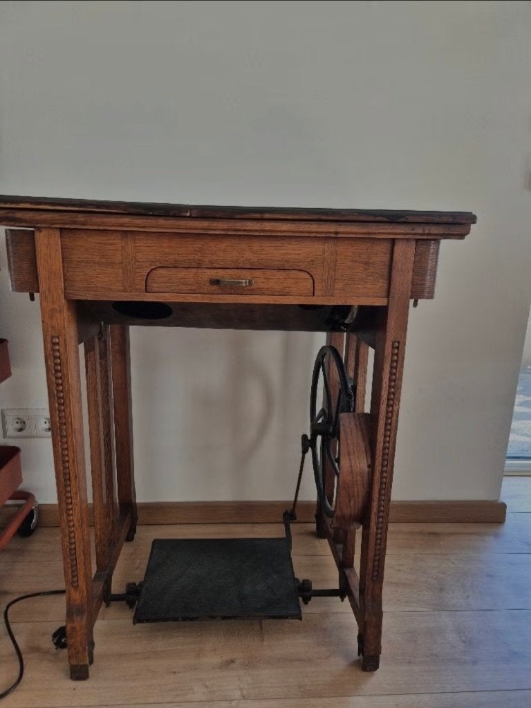Antieke naaimachine, Antiek en Kunst, Antiek | Meubels | Kasten, Ophalen