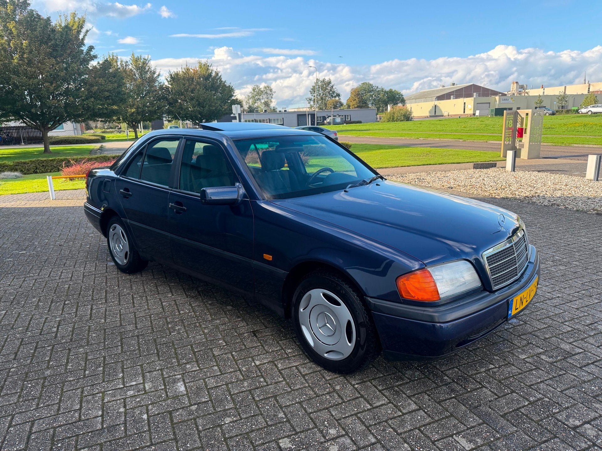 Mercedes-Benz C-klasse 200 D Sport 1995 Nieuw Apk, Auto's, Achterwielaandrijving, 4 cilinders, Blauw, Origineel Nederlands