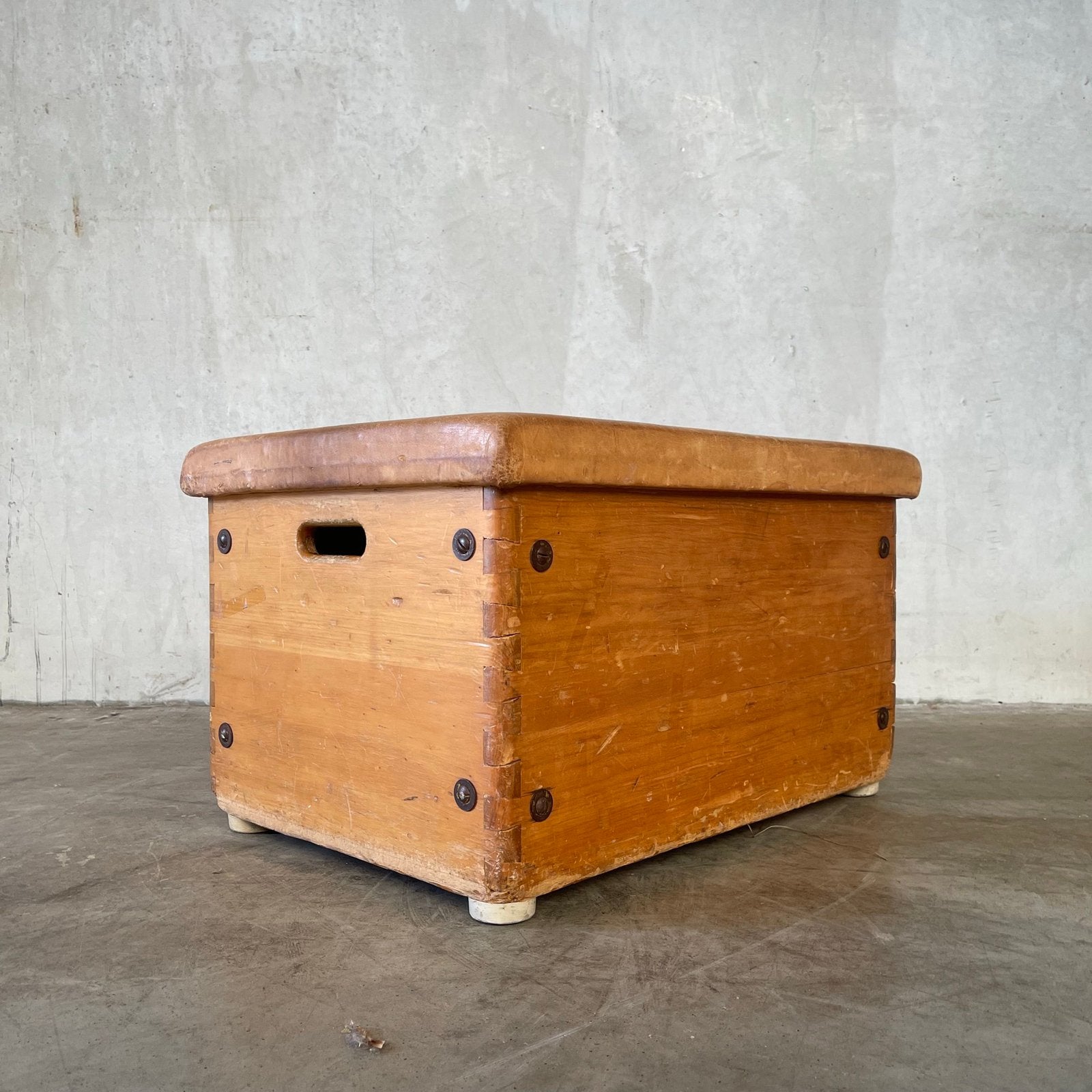 Oude gym turnkist, vintage turntoestel, gymnastiek, turnbok, Ophalen