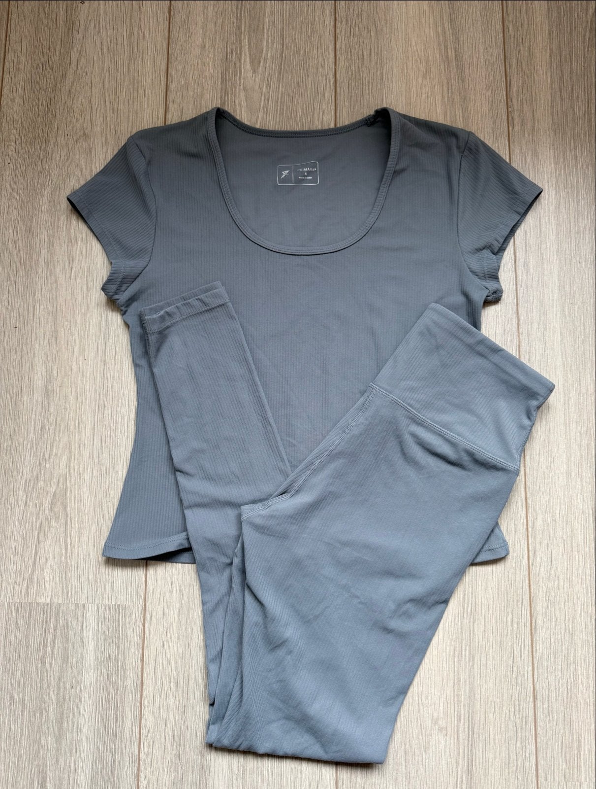 Primark sportset (legging en shirt) - Maat S zgn grijs, Ophalen of Verzenden, Maat 36 (S), Grijs, Fitness of Aerobics