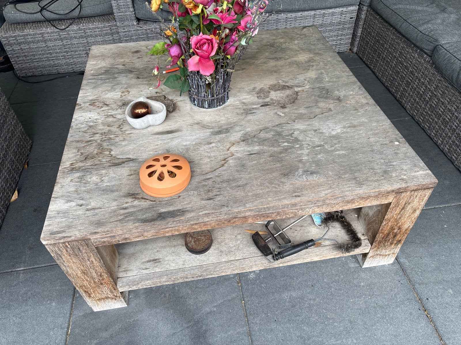 Robuuste houten salontafel met opbergruimte, Gebruikt, Vierkant, Minder dan 50 cm, Overige houtsoorten