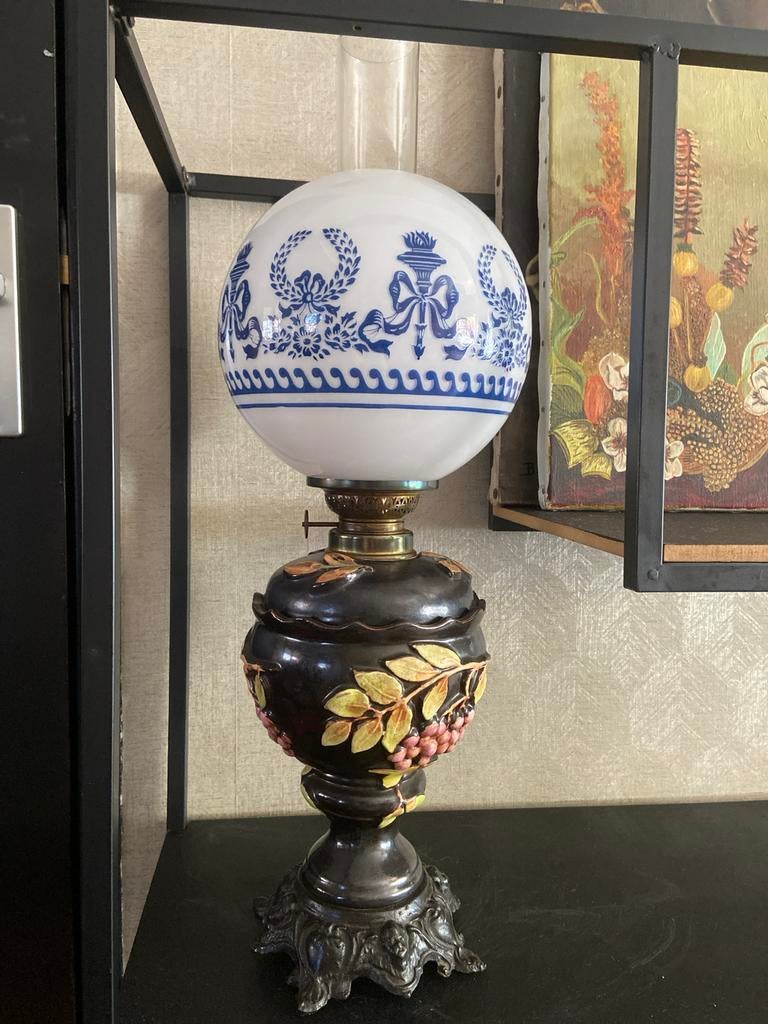 Antieke olielamp met Delfts blauw decor en druivenmotief, Antiek en Kunst, Antiek | Lampen, Ophalen