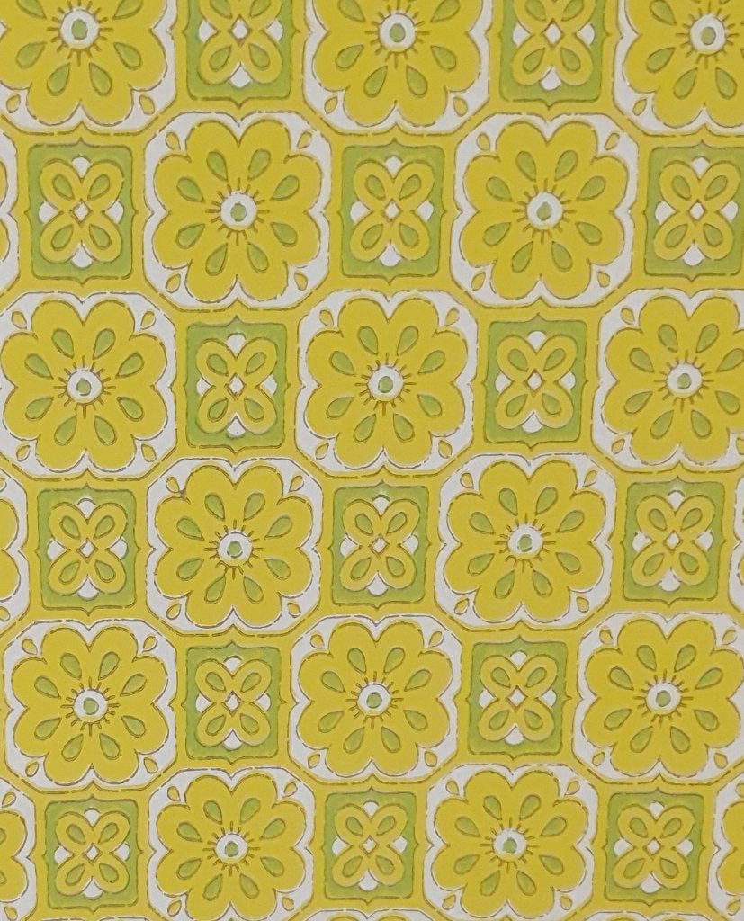 13694 Jaren 70 bloemen behang in geel en groen op wit swiet, Ophalen of Verzenden, Groen
