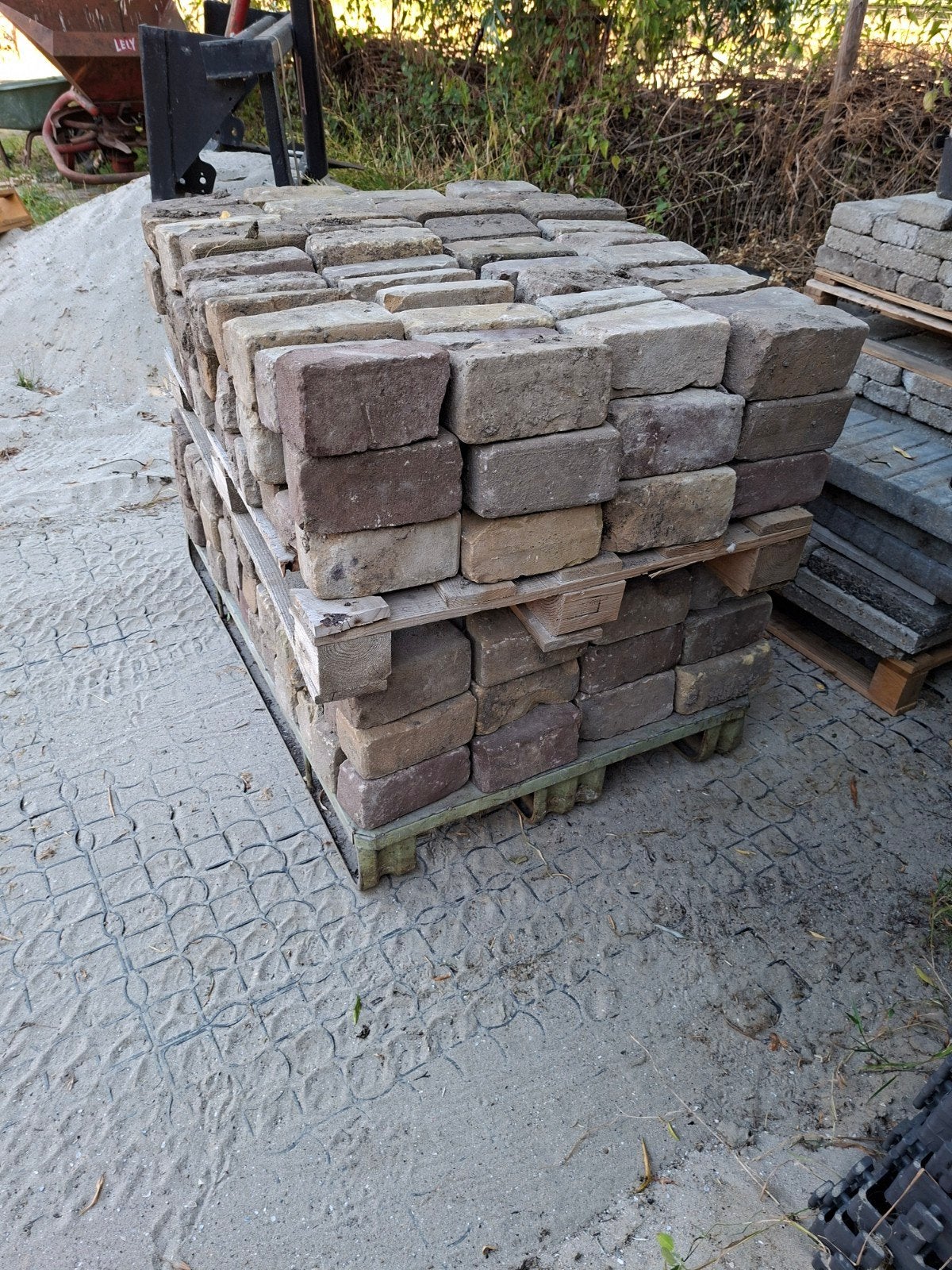 Gebruikte oude bakstenen voor bestrating, Tuin en Terras, Ophalen, Gebruikt, Beton