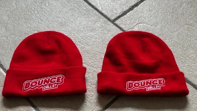 Bounce Valley winter muts rood. 1 is nieuw en de andere een, Ophalen of Verzenden, Gebruikt, Jongen of Meisje, Muts