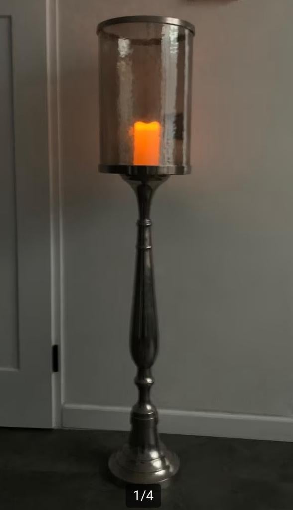 Windlicht / hoge kandelaar op metalen voet, Huis en Inrichting, Ophalen of Verzenden, Zo goed als nieuw, Metaal, Kandelaar