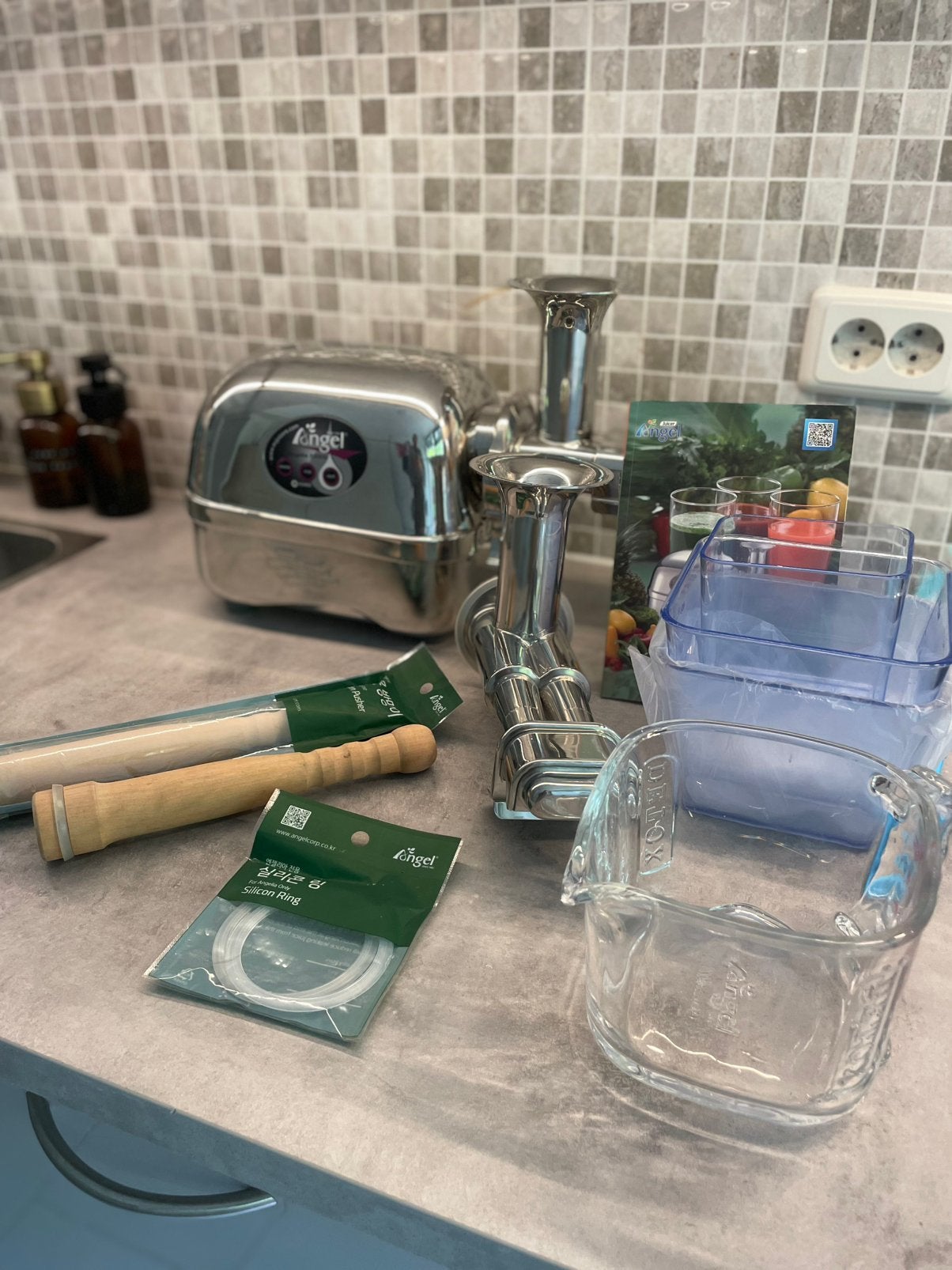 Luxe Angel Juicer 8500S met 2 zeven – topmodel als nieuw, Ophalen of Verzenden, Zo goed als nieuw, Elektrisch, Slowjuicer