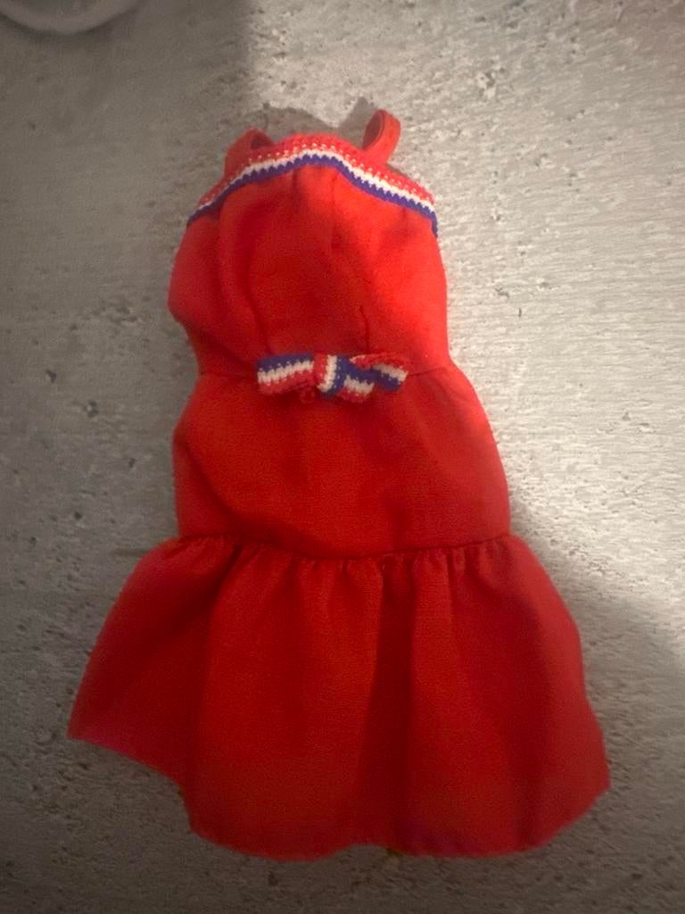 590 Vintage Barbie jurk rood met strikje, Ophalen of Verzenden, Gebruikt