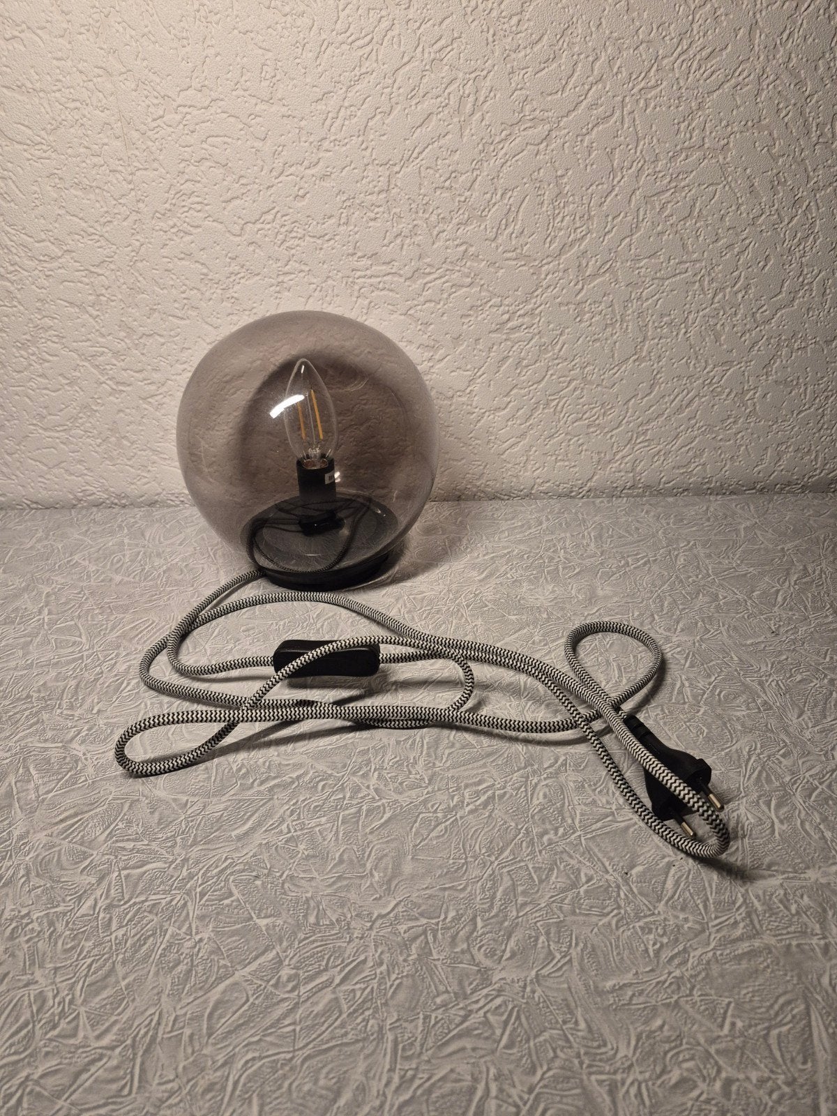 Moderne tafellamp met glazen bol  rookglas - Grijs/Zwart, Ophalen, Gebruikt, Inclusief lichtbron, E14 (klein)