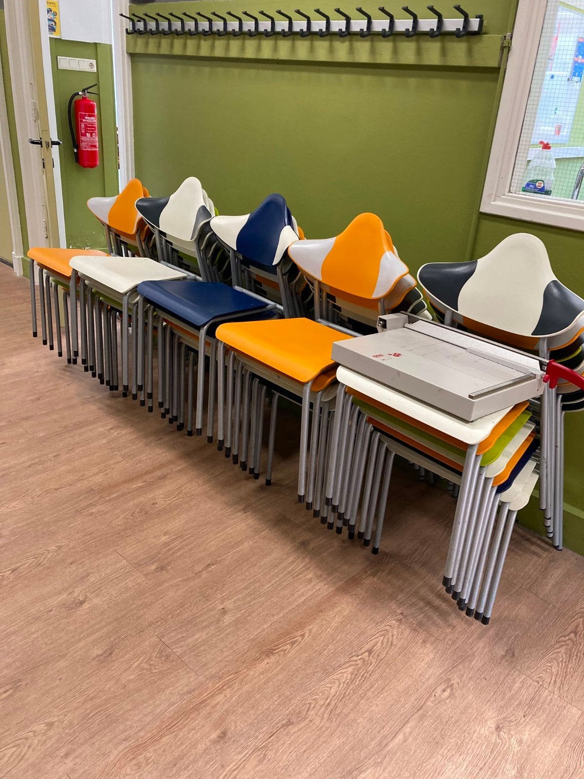 Stapelbare stoelen school kantine, Huis en Inrichting, Stoelen, Ophalen, Gebruikt, Bruin, Vijf, Zes of meer stoelen