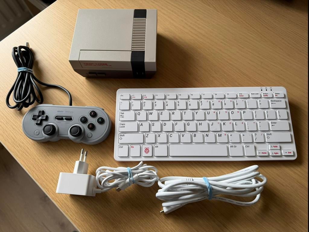 Raspberry Pi 4B 4GB met NESPI 4 case, keyboard en gamepad, Spelcomputers en Games, Spelcomputers | Overige, Zo goed als nieuw