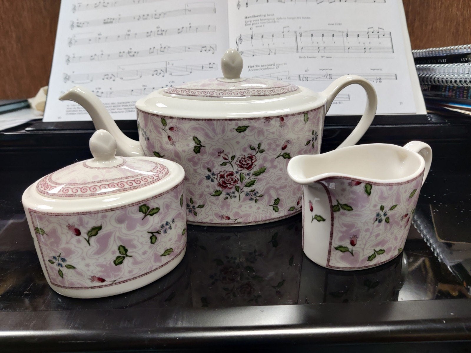 Johnson Brothers theepot suikerpot melkkan rose damask 2009, Huis en Inrichting, Keuken | Servies, Overige typen, Ophalen of Verzenden