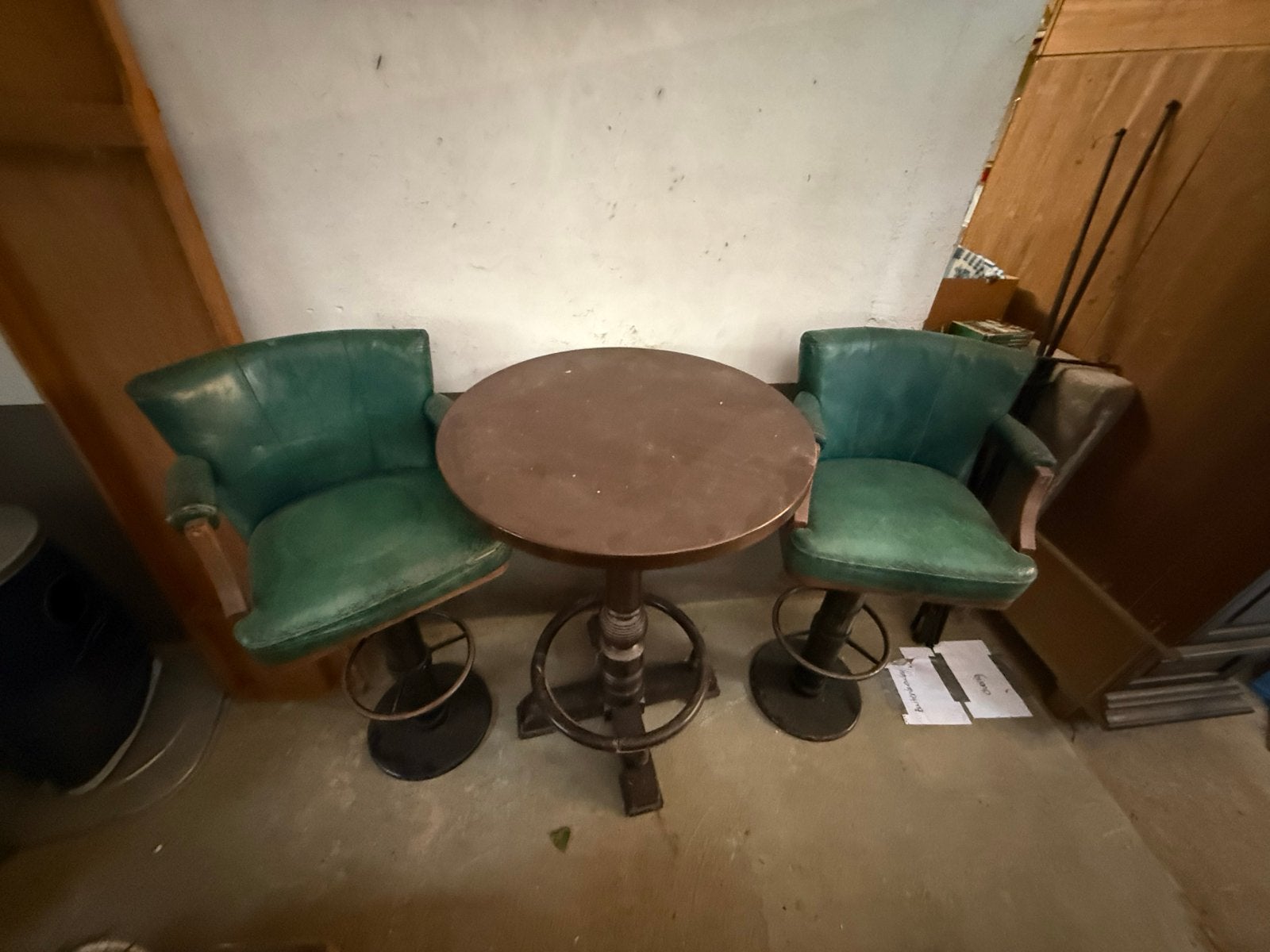 Statafel met 2 bar fauteuils, Ophalen, Gebruikt, Met voetsteun, Leer