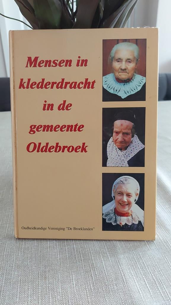 Mensen in klederdracht in de gemeente Oldebroek, Ophalen of Verzenden, 20e eeuw of later, Zo goed als nieuw, Oudheidkundige Vereniging "De Broeklanden"