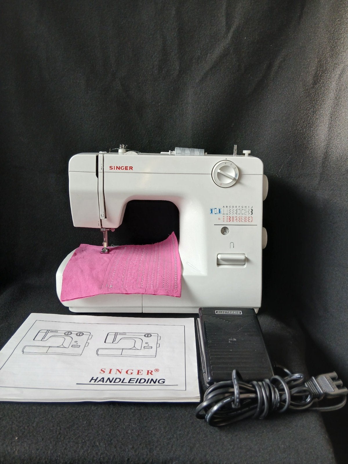 Singer naaimachine met accessoires en handleiding, Hobby en Vrije tijd, Naaimachines en Toebehoren, Ophalen of Verzenden, Gebruikt