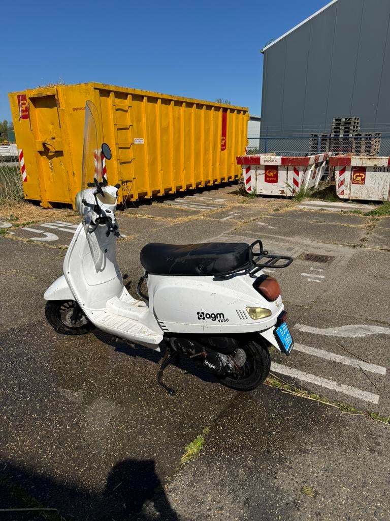 AGM VX50 wit blauw kenteken, Ophalen, Zo goed als nieuw, Benzine