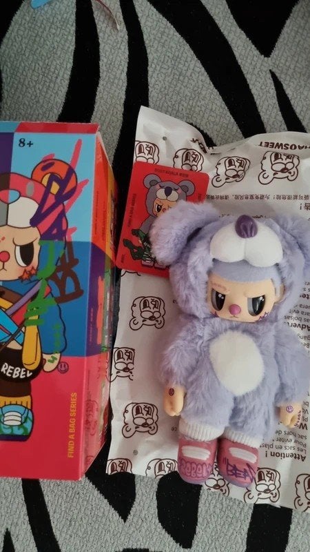 Rebel Bear Knuffel - Nieuw in Doos, Paars, Met doos, Beer, Nieuw