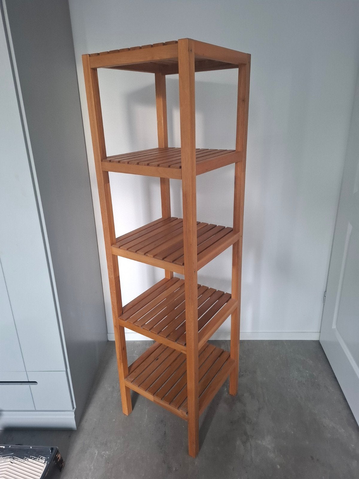 Houten kastje met 5 plateautjes, Ophalen