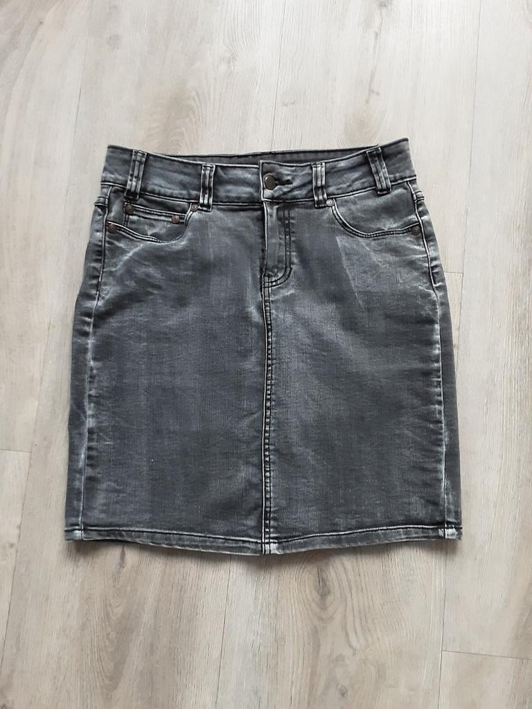 Leuke zwarte spijkerrok in maat S. Stevige elastische stof., Kleding | Dames, Rokken, Ophalen of Verzenden, Zo goed als nieuw