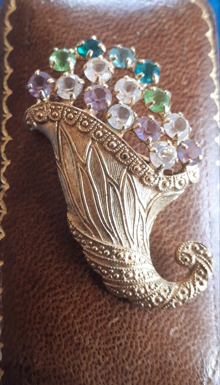 Vergulde Broche Cornucopia met Rijnstenen van B. David, Ophalen of Verzenden, Overige materialen, Broche, Verguld