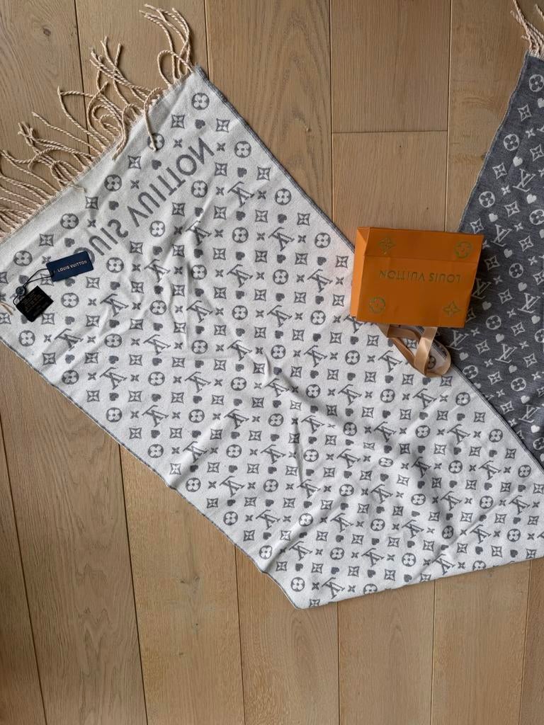Louis Vuitton sjaal., Kleding | Dames, Mutsen, Sjaals en Handschoenen, Ophalen of Verzenden, Zo goed als nieuw, Maat 46/48 (XL) of groter