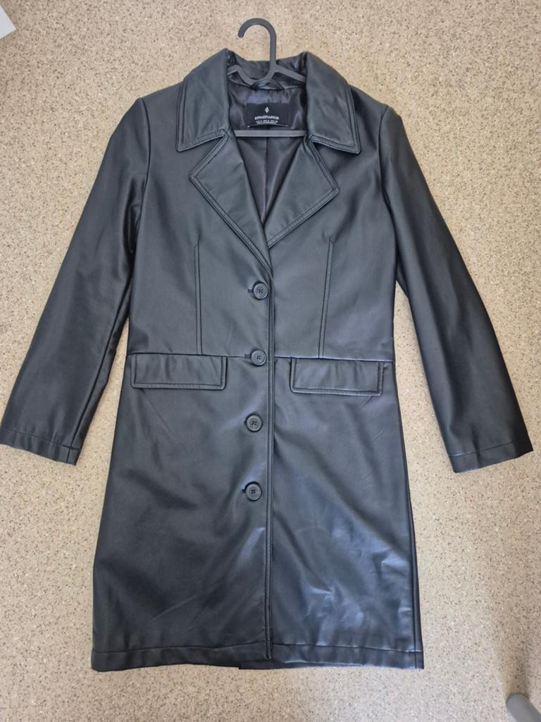 Stradivarius Zwarte Lange Faux Leren Jas Maat S, Zwart, Ophalen of Verzenden, Zo goed als nieuw, Maat 36 (S)