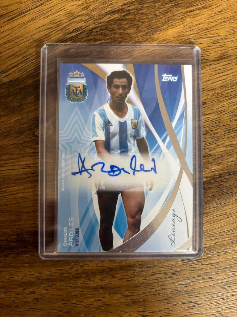 Osvaldo Ardiles Topps Lineage 2024 Autograph Kaart Argentini, Ophalen of Verzenden, Zo goed als nieuw, Buitenlandse clubs, Spelerskaart