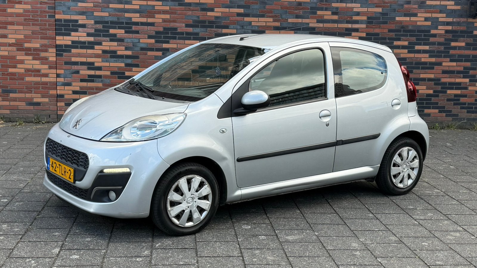 Peugeot 107 1.0 12V 68PK 5DR 2012 Zwart LED/ AIRCO, Auto's, Peugeot, Voorwielaandrijving, Euro 5, Stof, Zwart