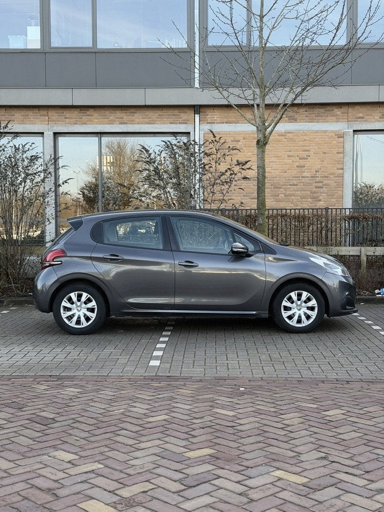 Peugeot 208 1.2 2017, NL auto, CarPlay, all-season banden, Auto's, 31 €/maand, 1199 cc, 23 km/l, Origineel Nederlands