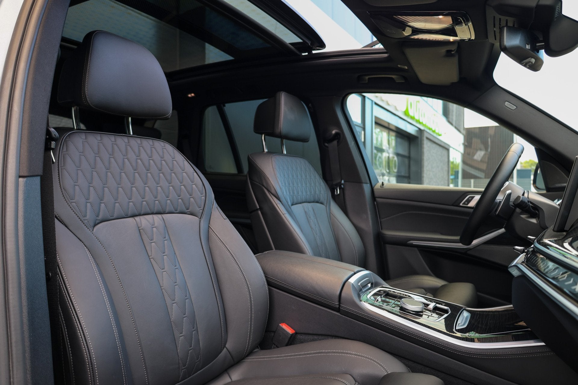 Foto 16 van BMW X5 xDrive50e | BTW | SKYLOUNGE | 22 INCH | COMFORTSTOELE