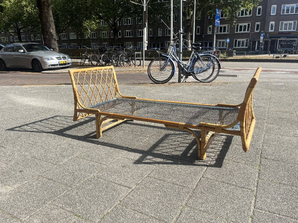 Vintage rotan divan / daybed / kinderbed, Huis en Inrichting, Ophalen, Eenpersoons, Jaren 60/70, boho/bohemien stijl, met diamant-vlechtwerk.