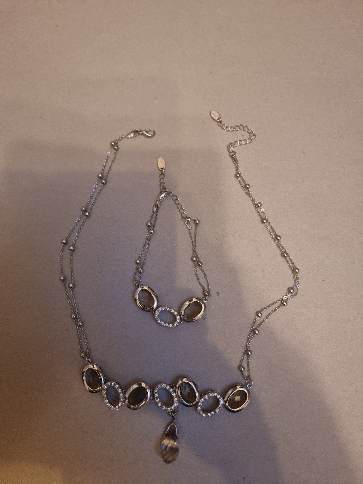 Zilverkleurige ketting en armband set met kristallen, Ophalen, Overige materialen, Met strass, Zo goed als nieuw