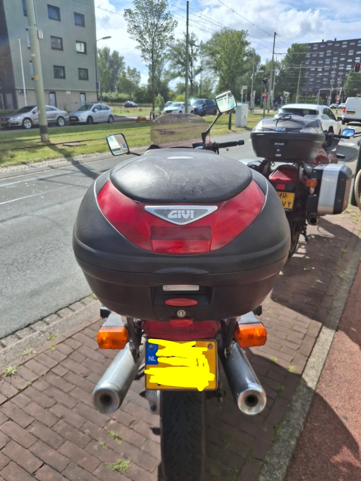 Givi Flow Topkoffer met rugsteuntje en nieuwe montageplaat, Ophalen, Gebruikt
