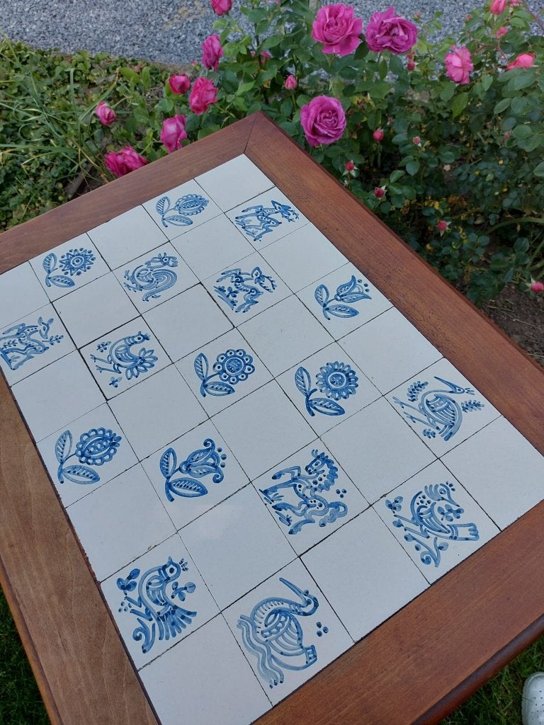 Tafeltje Antiek met fraaie tafelpoten  en tegeltjes !, Ophalen