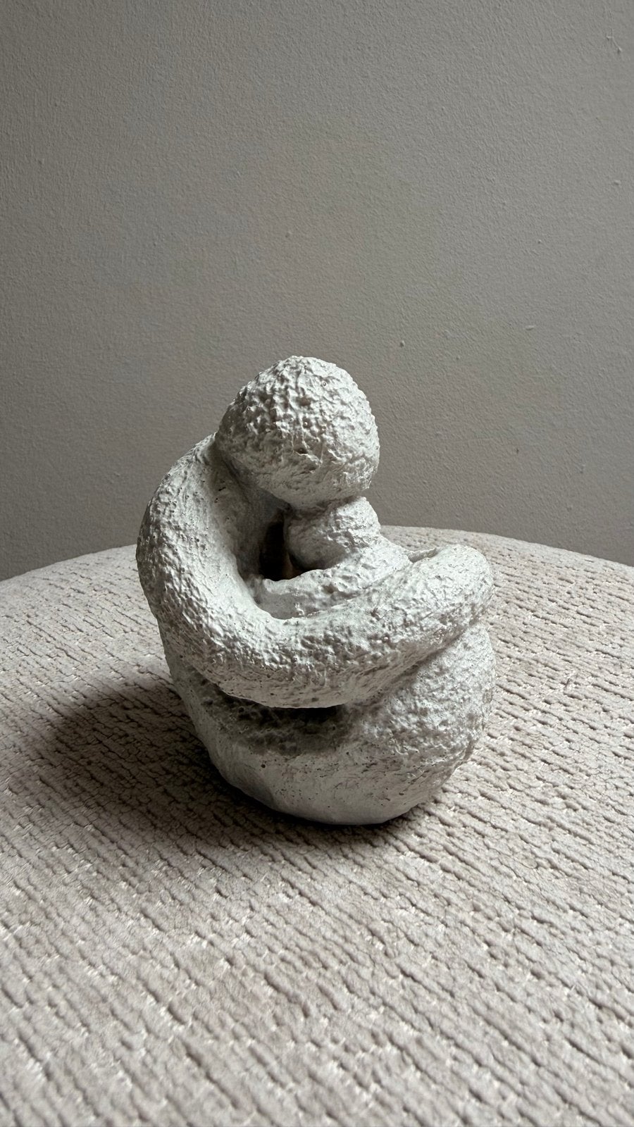 Stenen beeldje ouder/kind - Liefdevolle omhelzing, Groep mensen, Minder dan 20 cm, Ophalen of Verzenden, Handgemaakt