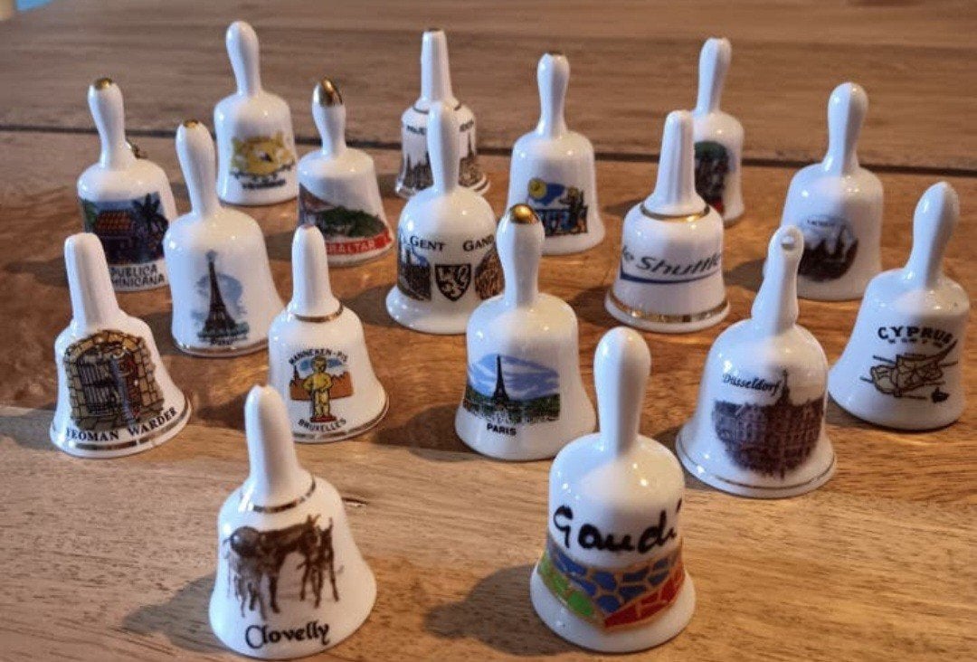 Verzameling van 33 porseleinen belletjes, Ophalen of Verzenden, Zo goed als nieuw