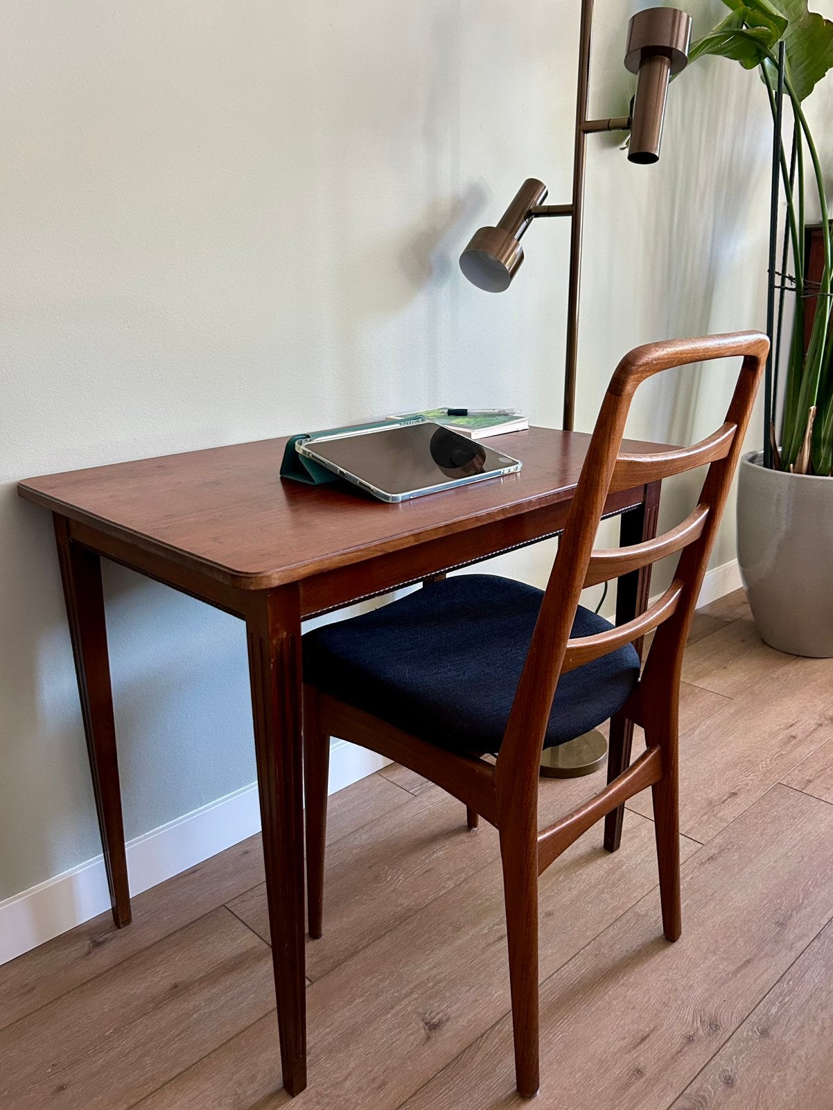 Vintage teak tafel/ bijzettafel/ bureautafel, Huis en Inrichting, Ophalen, Zo goed als nieuw, Rechthoekig
